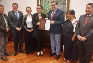 Samia Tacle, gerenta general de la Empresa Pública de Comunicación del Ecuador, en la firma del convenio con César Montaño, rector de la Universidad Andina Simón Bolívar