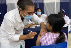 En los centros de salud se aplican todas las dosis de vacuna a niños y niñas.