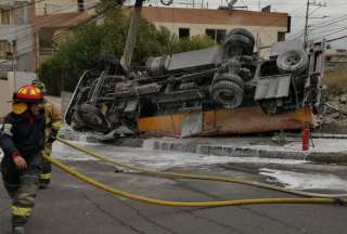 Un camión que almacenaba combustible se impactó en un sector residencial de Ambato.