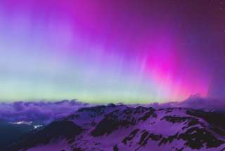 Auroras boreales visibles en varias regiones tras una fuerte tormenta solar. 