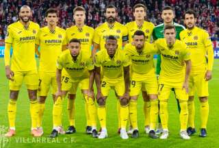 Pervis Estupiñán (12) posa con el plantel del Villarreal, que eliminó al Bayern Múnich