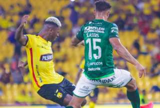 Gabriel Cortez (izq.) remata al arco, durante el partido ente Barcelona y Orense