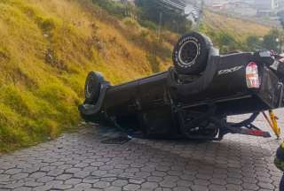 Un vehículo terminó volcado, tras un accidente de tránsito en Quito.