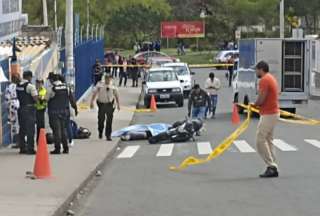 Un hombre de 36 años fue asesinado a tiros afuera de una escuela en Cuenca. 