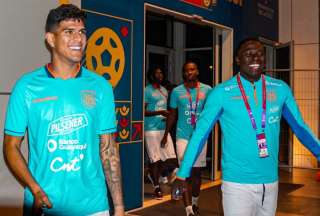 Piero Hincapié (izq.) y Moisés Ramírez, antes de un entrenamiento en Qatar