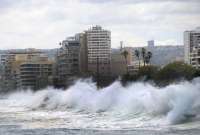 Un sistema frontal en el hemisferio norte provoca fuertes oleajes en las costas. 