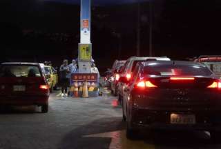 En Quito se registraron aglomeraciones en las gasolineras, antes del cambio de precio previsto para este viernes. 