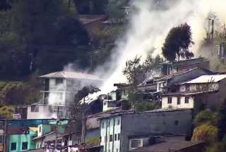 Cuerpo de Bomberos realizan labores de sofocación de un incendio en El Panecillo. 