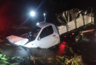 Un vehículo cayó en el socavón que se formó en la vía Nanegalito-San Miguel de los Bancos.