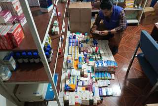 Una farmacia fue clausurada en Quito. En el lugar vendían medicamentos caducados. 