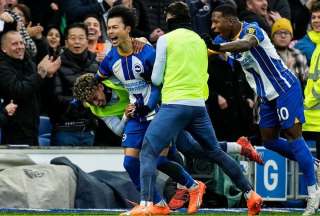 Jeremy Sarmiento (izq.) y Pervis Estupiñán (der.) celebran el gol del triunfo del japonés Kaoru Mitoma. 