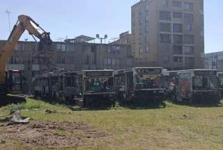 Buses articulados inoperativos entraron a proceso de chatarrización en Quito. 