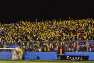 Emelec y Barcelona reciben sanciones económicas por su hinchada