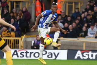 Pervis Estupiñán (foto) se mantiene como titular en el Brighton en la Premier League.