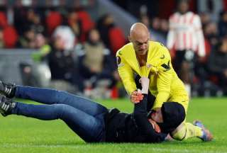 El arquero Marko Dmitrovic redujo a un hincha que lo agredió. 