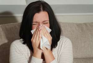 Centros de salud de Guayaquil atienden hasta 650 pacientes diarios por enfermedades respiratorias en medio de un repunte de casos.