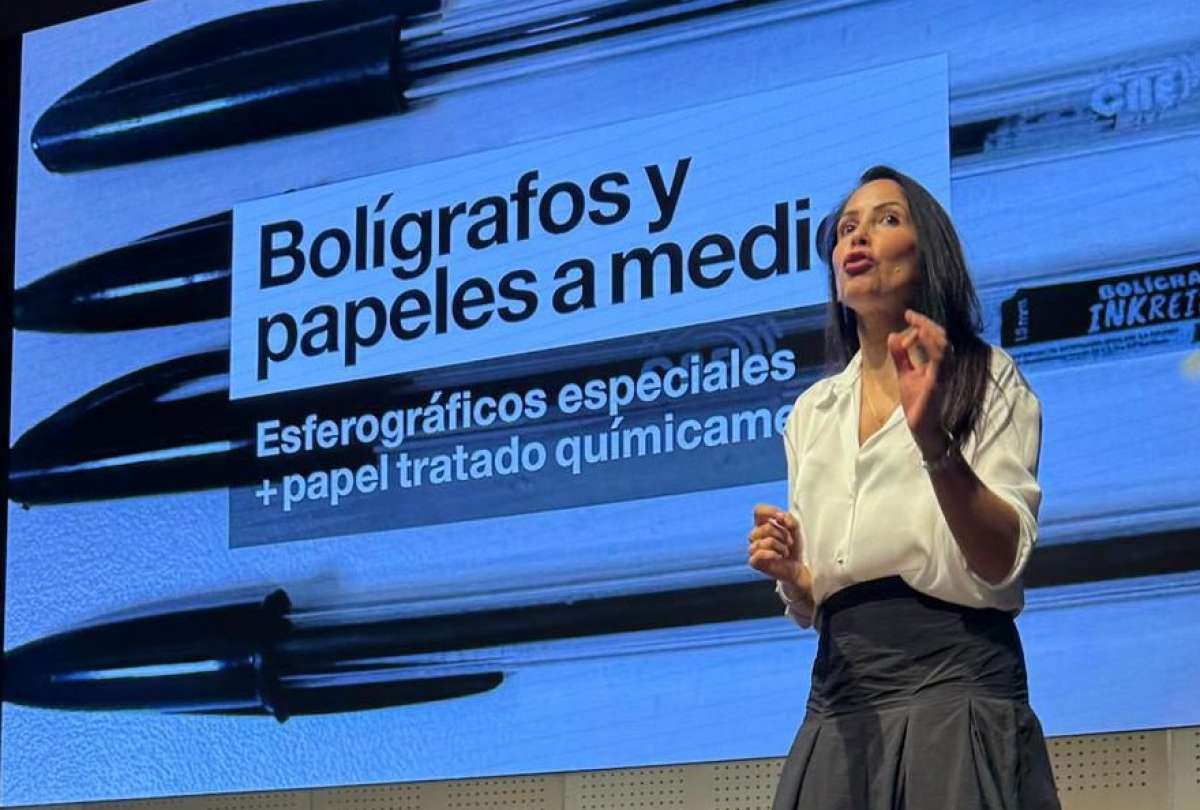Luisa González presentó su teoría de tinta mágica y papel especial en las elecciones de Ecuador