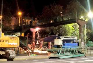 Así avanza el desmontaje del puente de la U. Central.