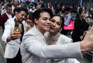 Cientos de parejas del mismo sexo celebraron su unión legal en Bangkok.