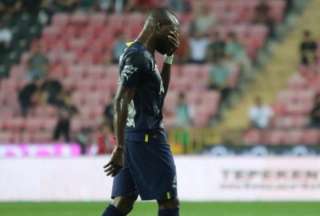 Enner Valencia se disculpó con la afición del Fenerbahçe tras ser expulsado