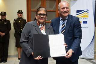 La ministra Mónica Palencia firmó el acuerdo con el embajador Charles-Michel Geurts.