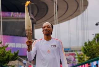 Snoop Dog puso su firma personal en el último relevo de la antorcha olímpica en París.