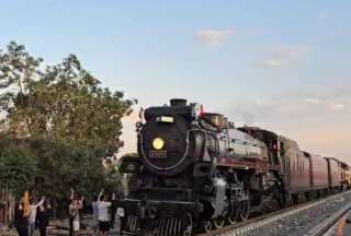 La locomotora The Express 2816 hacía un recorrido turístico por la localidad de Nopala de Villagrán.