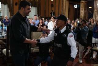 Daivy Franco, guardia de seguridad, y Daniel Medina, conductor, recibieron una condecoración por brindar apoyo a personas durante los actos de violencia en Guayaquil. 