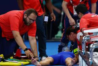 Un momento muy tenso se vivió en los Juegos Olímpicos tras el desmayo de una participante en la piscina de la competencia.