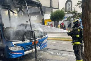 Los bomberos sofocaron las llamas de un autobús incendiado entre la avenida Colón y Amazonas en Quito