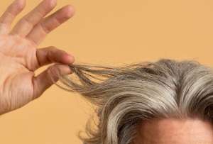 El vinagre de manzana, más allá de la cocina: descubre cómo puede ayudarte retrasar la aparición de canas.