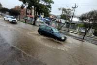 Las fuertes lluvias provocaron acumulación de agua en las calles de Cuenca.