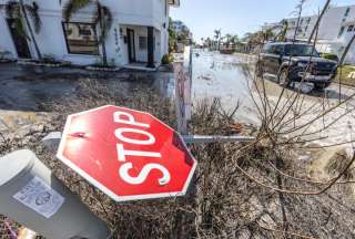 Aunque la tormenta se debilitó tras su paso, el ciclón dejó destrucción en su camino con fuertes vientos, marejadas ciclónicas e inundaciones.