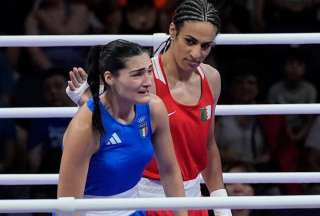 Angela Carini (izq.) junto a Imane Khelif, tras su combate del jueves 1 de agosto de 2024.