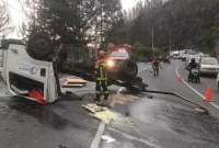 Dos personas fallecieron tras volcamiento de camión pequeño