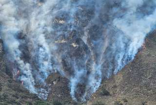 Un grave incendio consume en tres días 400 hectáreas de vegetación. El fuego empezó en Girón y se extendió hasta Santa Isabel, Azuay.