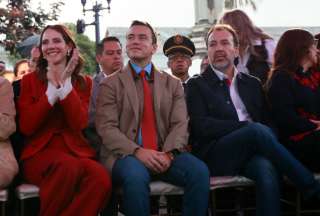 El presidente Daniel Noboa (centro) junto a la primera dama Lavinia Valbonesi y el alcalde de Quito, Pabel Muñoz.