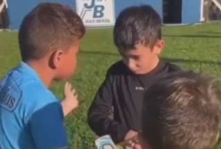 Niño consuela a su rival tras vencerlo en un partido de fútbol