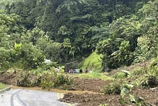 Un alud de tierra cayó sobre vehículos y personas, en la vía Quibdó - Medellín. 