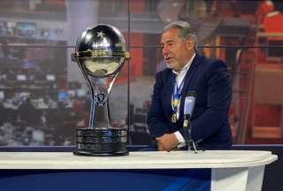 Isaac Álvarez, presidente de Liga de Quito, en las instalaciones de El Telégrafo con la Copa Sudamericana.