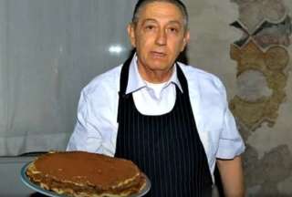 Este conocido chef revolucionó la pastelería. Su nombre es Roberto Linguanotto, creador del tiramisú moderno. 