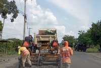 Inician trabajos de bacheo en la vía Palestina-Vinces para mejorar la conectividad