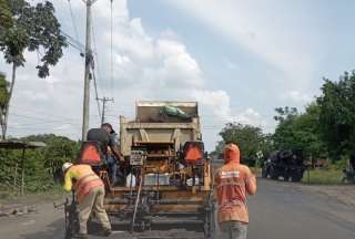 Inician trabajos de bacheo en la vía Palestina-Vinces para mejorar la conectividad