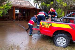 El Cuerpo de Bomberos Quito reportó cuatro emergencias en la capital producto de las lluvias de este lunes. 