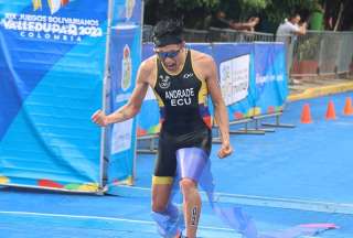 El deportista Juan José Andrade festeja su primer lugar en la prueba de triatlón masculino. 