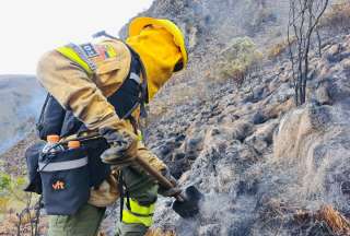 El incendio en las laderas del Pichincha continúa activo. Ya son más de 25 hectáreas consumidas.