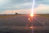 El rayo casi impacta en el automóvil que circulaba en una carretera de Calgary.