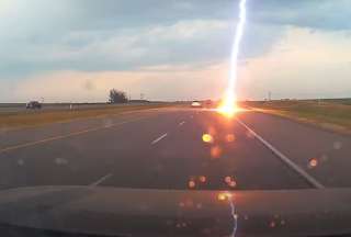 El rayo casi impacta en el automóvil que circulaba en una carretera de Calgary.