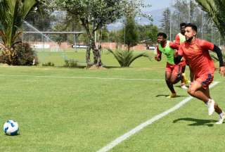 Jugadores del Aucas entrenan previo al cotejo de este 3 de diciembre de 2023. 