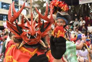 Pelea campal en medio de la Diablada de Píllaro